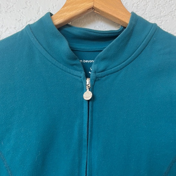 Beyond Yoga Curved Jacket Fitted Activewear  Green size Medium - Picture 7 of 14